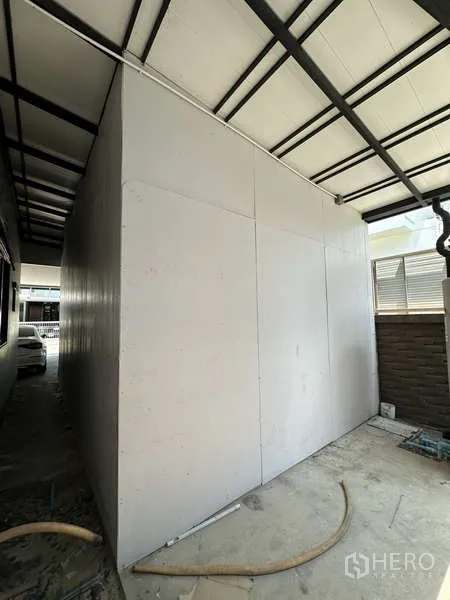 บ้าน ขายในLam Luk Ka, Pathum Thani - ห้องเก็บของ/แม่บ้านกั้นผนังในโรงจอดรถ