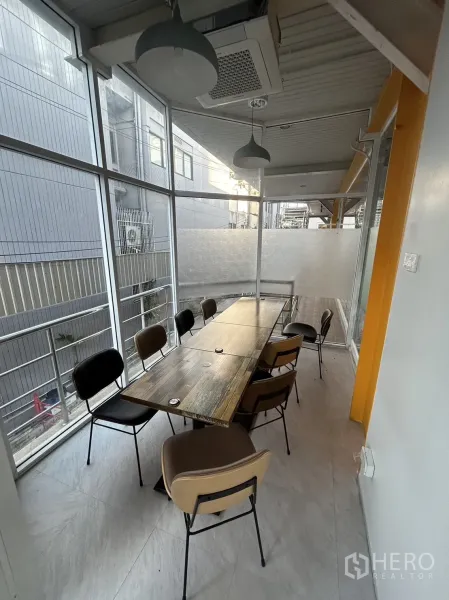 零售空间 出租在Khlong Toei, Bangkok - 玻璃包间，长条会议餐桌，吊顶空调设备。