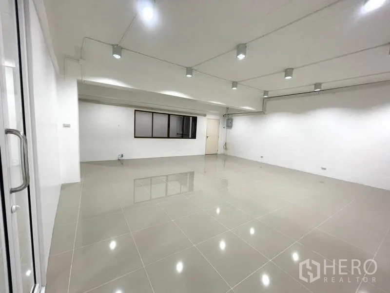 办公空间 出租在Khlong Toei, Bangkok - 宽敞办公室，瓷砖地、轨道灯和长条内窗。