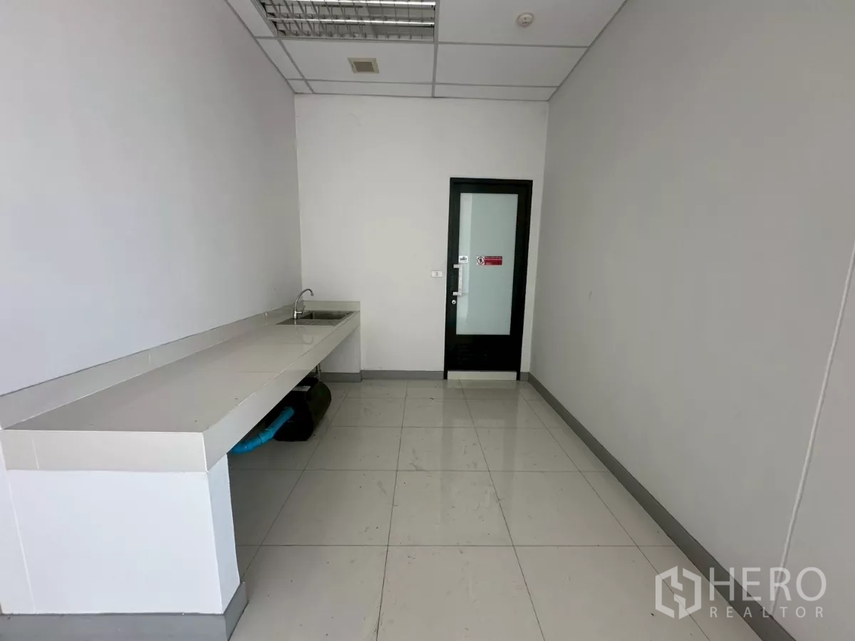 Warehouse for rent in Bang Phli, Samut Prakan - Restroom with sinks, shower and toilet cubicles for staff.