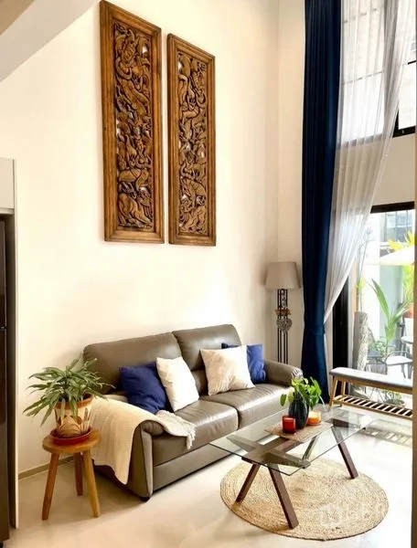 ทาวน์เฮาส์ ให้เช่าในSuan Luang, Bangkok - ห้องนั่งเล่นเพดานสูง โซฟาหนัง โต๊ะกระจก และผ้าม่านยาว