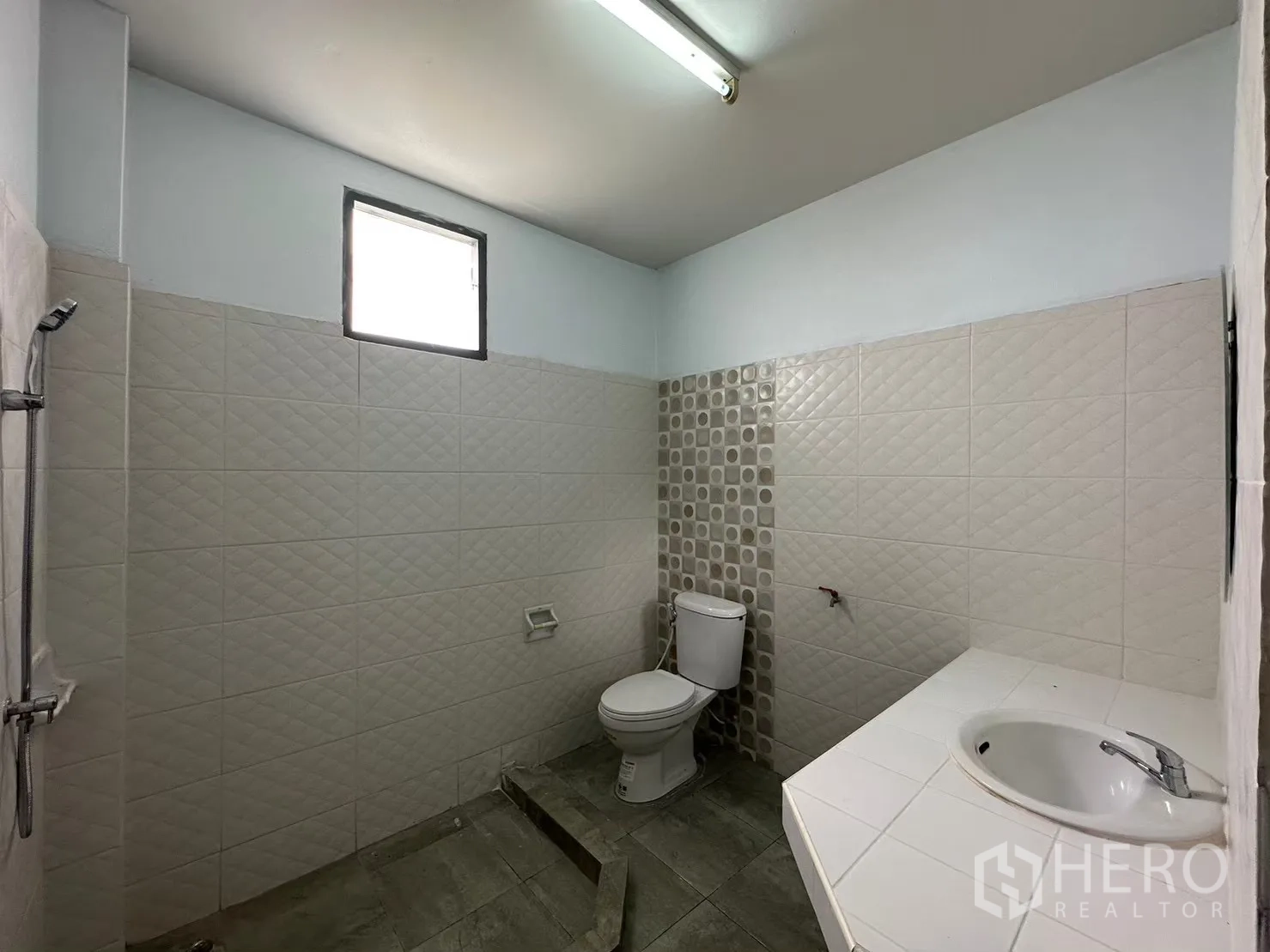 โรงงาน for rent in Bang Bua Thong, Nonthaburi - ห้องน้ำสะอาดมีฝักบัว โถสุขภัณฑ์ และผนังกระเบื้อง