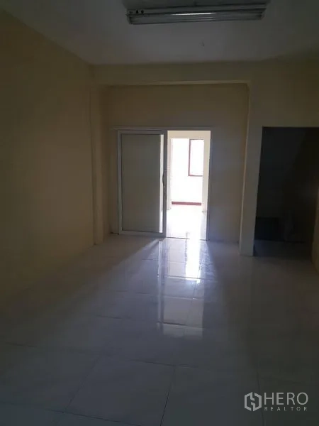 พื้นที่ขายปลีก ให้เช่าในKhlong Toei, Bangkok - ห้องด้านในผนังครีม พื้นกระเบื้อง พร้อมประตูกระจกบานเลื่อนเปิดสู่พื้นที่สว่าง