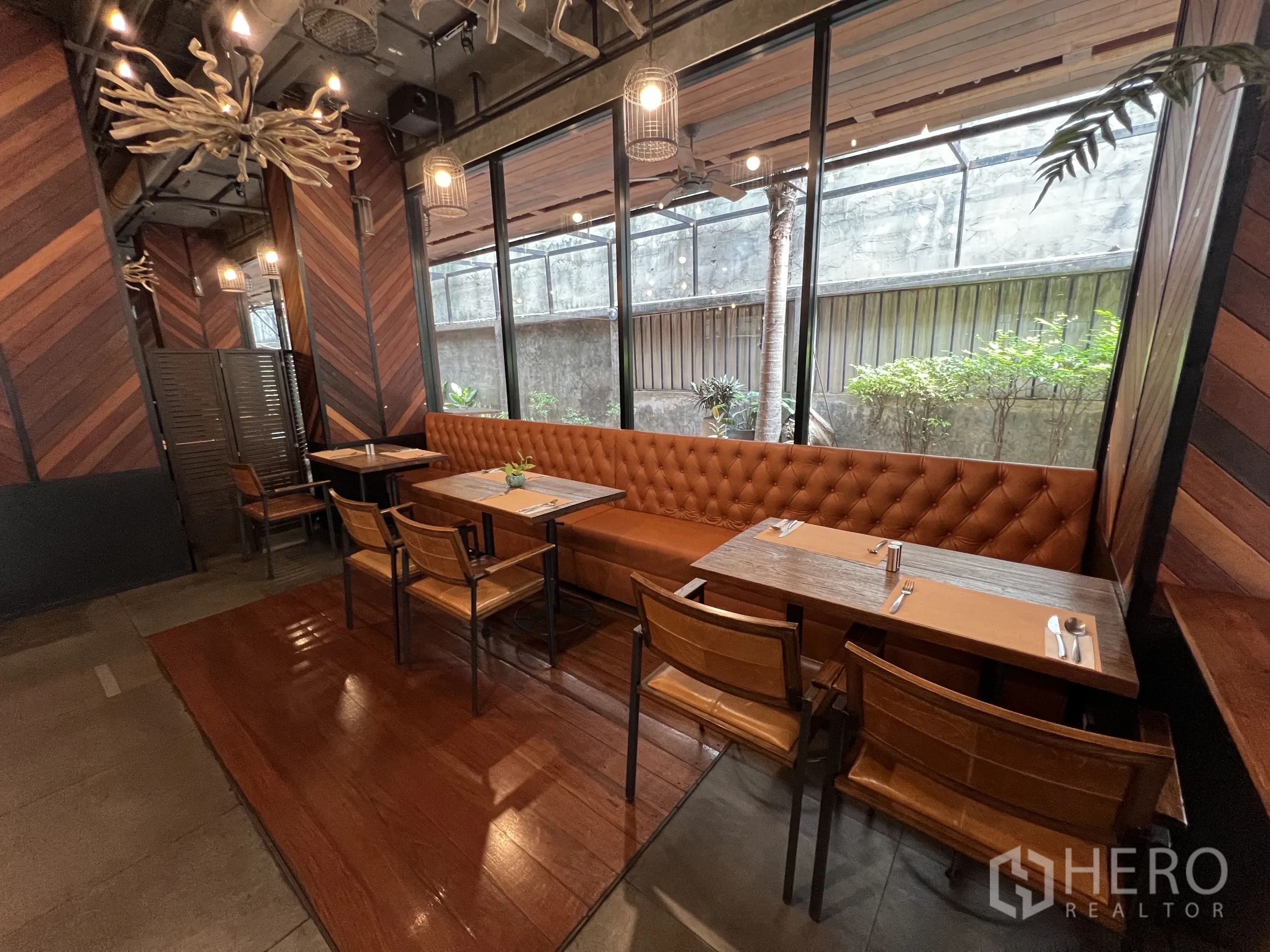 พื้นที่ขายปลีก ให้เช่าในWatthana, Bangkok - ที่นั่งบูธริมหน้าต่าง เบาะหนังเดินตะเข็บ โต๊ะเล็ก และผนังไม้ลายก้างปลา