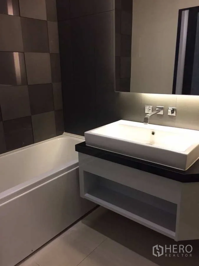 公寓 出售在Huai Khwang, Bangkok - 现代浴室，设浴缸、方形面盆与深色墙砖。