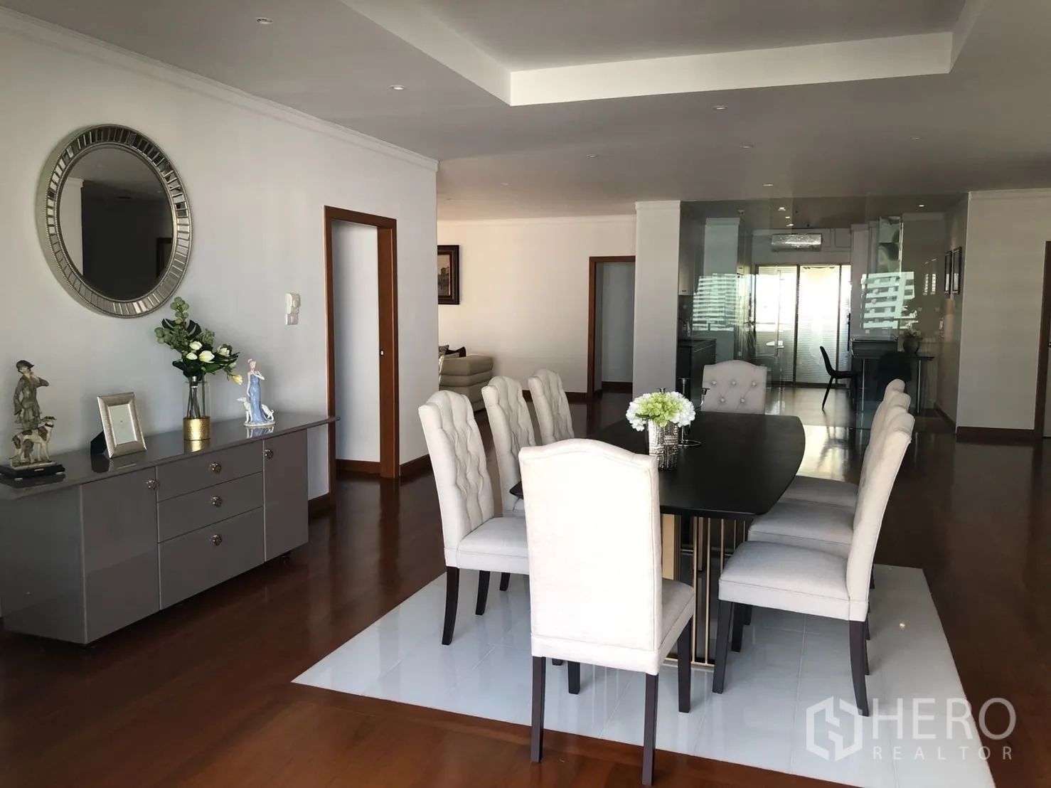 คอนโด ให้เช่าในBangkok - โซนทานอาหารพร้อมตู้ลิ้นชัก มองเห็นครัวกระจกกั้น