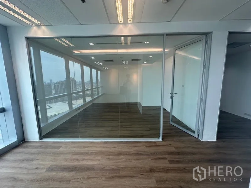 สำนักงาน ให้เช่า - ห้องประชุมผนังกระจก พื้นลายไม้ พร้อมวิวเมืองกว้าง.