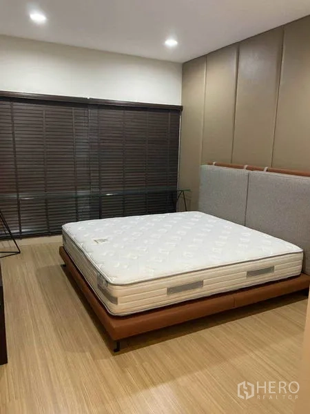 คอนโด ให้เช่าในKhlong Toei, Bangkok - ห้องนอนมาสเตอร์กว้าง เตียงที่นอนใหญ่ หัวเตียงบุนุ่ม และม่านบลายด์กว้าง