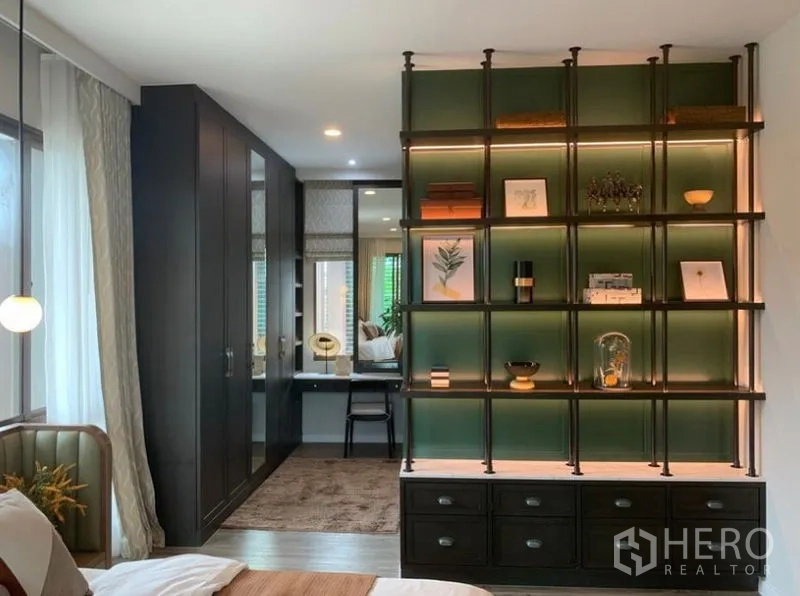 独立式住宅 出售在Bang Kapi, Bangkok - 次卧配发光展示层架、衣柜与梳妆区。