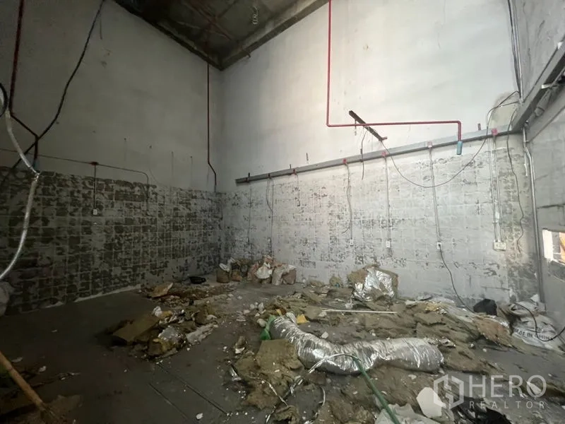 พื้นที่ขายปลีก ให้เช่าในSathon, Bangkok - ห้องเก็บของด้านหลัง ผนังยังไม่เสร็จ เดินสายไฟและเศษวัสดุก่อสร้าง