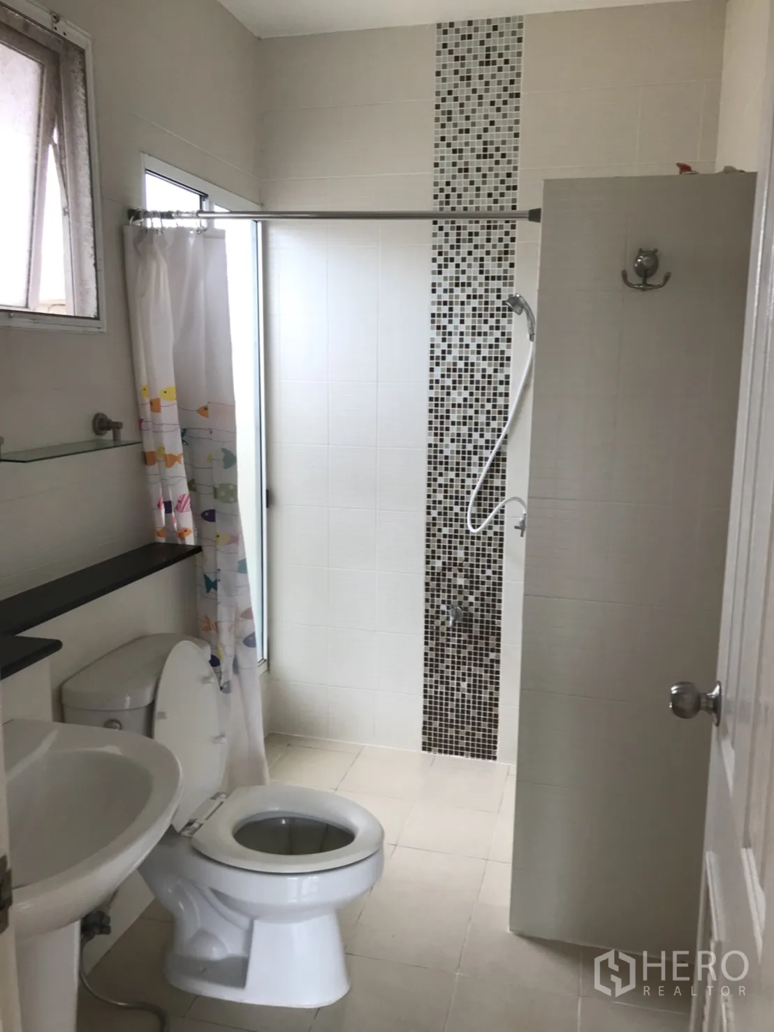 บ้าน ให้เช่าในLat Krabang, Bangkok - ห้องน้ำพร้อมโซนฝักบัว ไทล์โมเสกตกแต่ง อุปกรณ์สุขภัณฑ์สีขาว และหน้าต่างระบายอากาศ