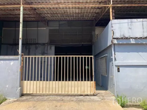 工厂 出租在Bang Sao Thong, Samut Prakan - 工厂正面，金属推拉门与遮雨装卸区，位于Bang Sao Thong。