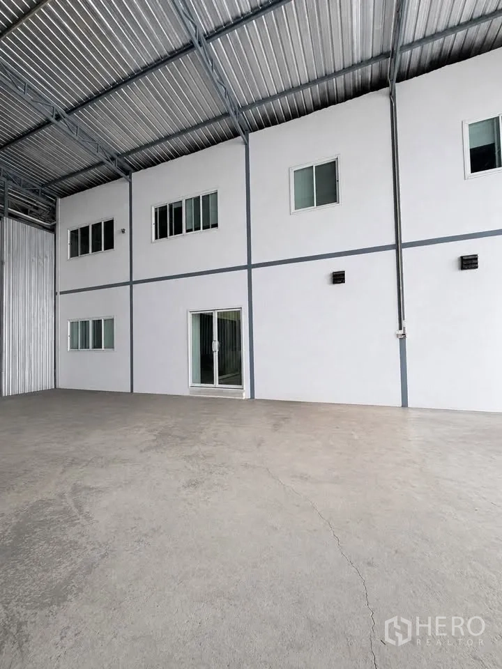 仓库 for rent in Bang Khun Thian, Bangkok - 仓内独立办公区，带推拉玻璃门与多扇窗户