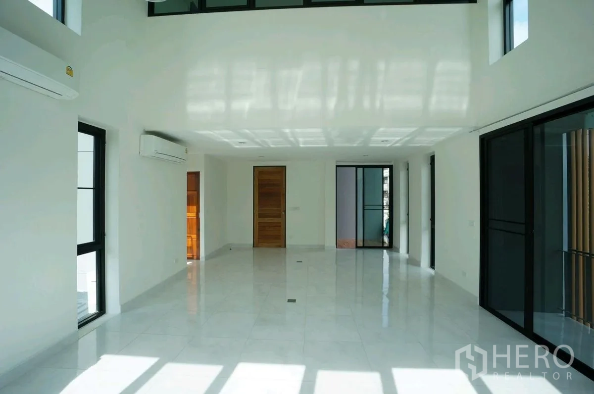 家庭办公室 for rent in Chatuchak, Bangkok - 宽敞白色瓷砖大厅，设多扇窗户与空调机组。