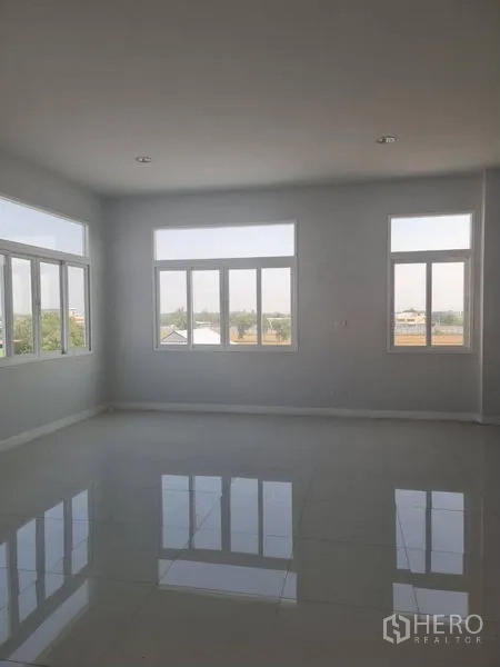 โรงงาน ให้เช่าหรือขายในLam Luk Ka, Pathum Thani - พื้นที่ออฟฟิศสว่าง โปร่งด้วยหน้าต่างหลายบานมองเห็นวิวรอบข้าง