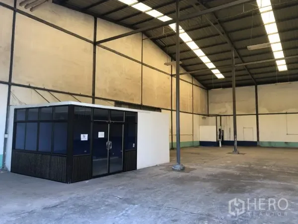 Warehouse for rent in Lat Krabang, Bangkok - Spacious warehouse featuring a glass office room, concrete floor, and long strip skylights.