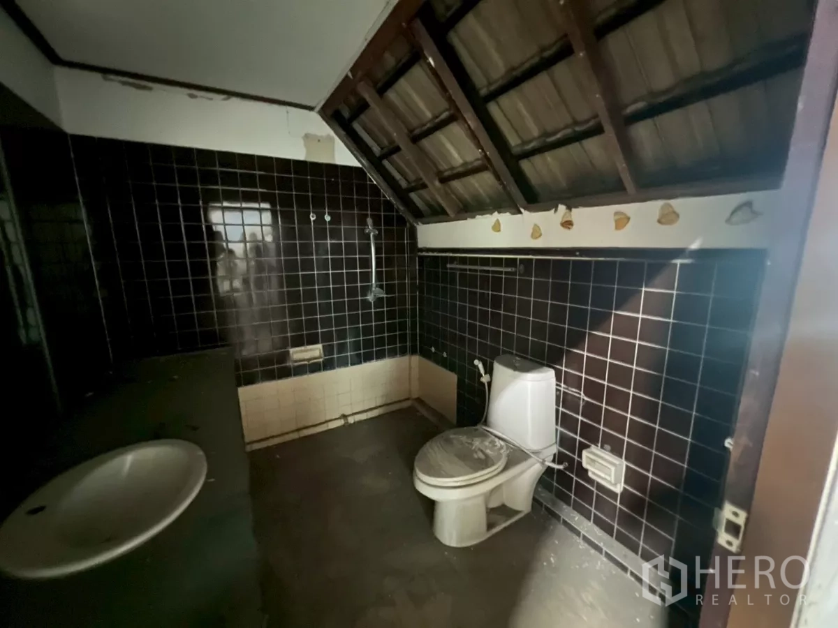 店屋 出租在Watthana, Bangkok - 黑色瓷砖卫生间，斜顶设计，配坐便。