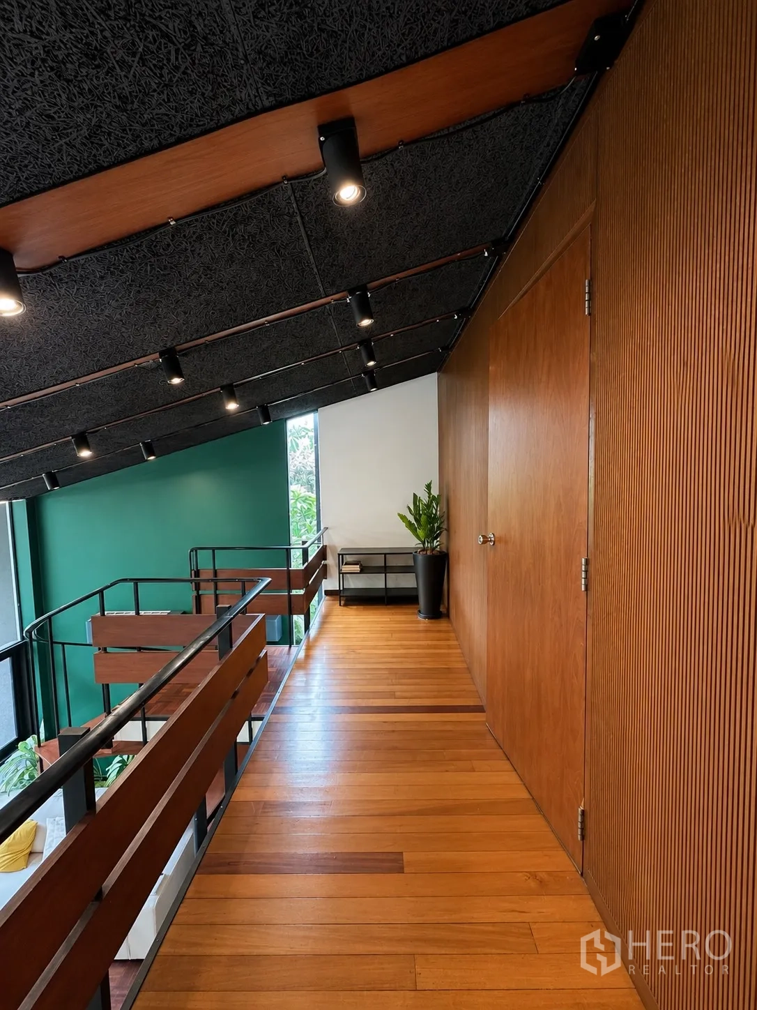 办公室 for rent in Phaya Thai, Bangkok - 夹层走道，木地板、黑色栏杆与筒灯。