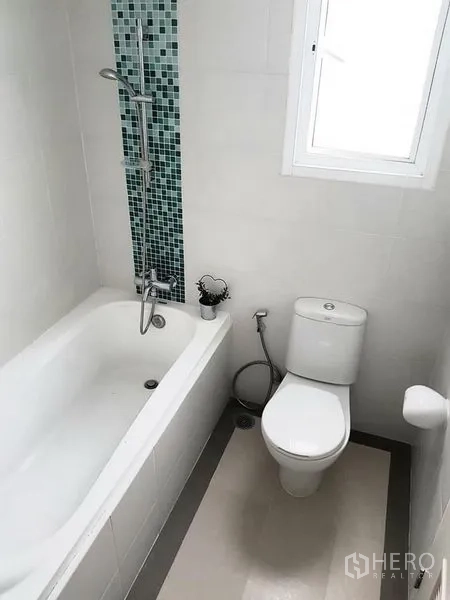 公寓 出租在Phaya Thai, Bangkok - 整洁浴室，带浴缸、花洒淋浴和采光窗。