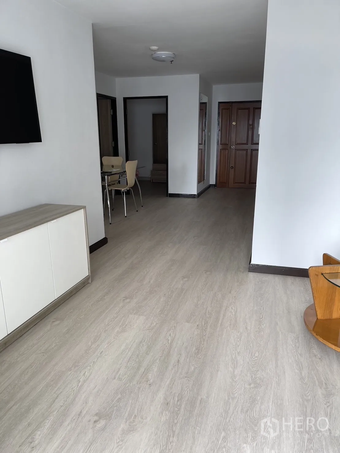 คอนโด ให้เช่าหรือขายในWatthana, Bangkok - โถงและพื้นที่นั่งเล่นกว้าง พื้นโทนอ่อน ใกล้ประตูทางเข้า