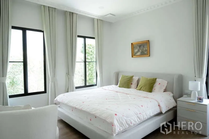 บ้าน ให้เช่าหรือขายในSaphan Sung, Bangkok - ห้องนอนรับแสงธรรมชาติ หน้าต่างมุม ผ้าม่านสีอ่อน และเตียงควีนไซซ์