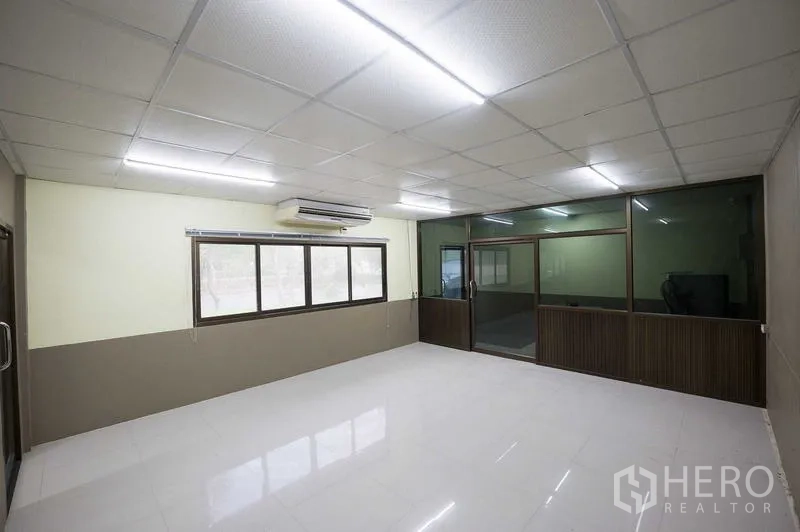 Warehouse for rent in Phra Phutthabat, Saraburi - Bright office room with tiled flooring, air conditioning, and glass-partitioned meeting area.