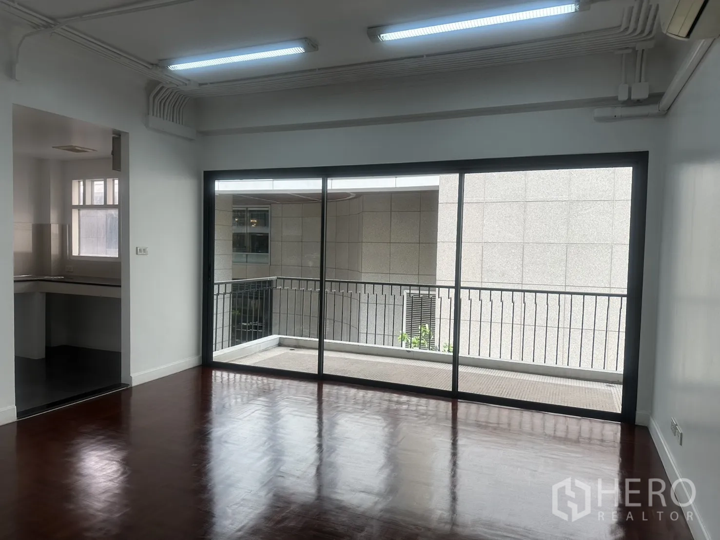 办公室 for rent in Watthana, Bangkok - 采光充足的工作区面向阳台，大玻璃门旁连通茶水间入口。