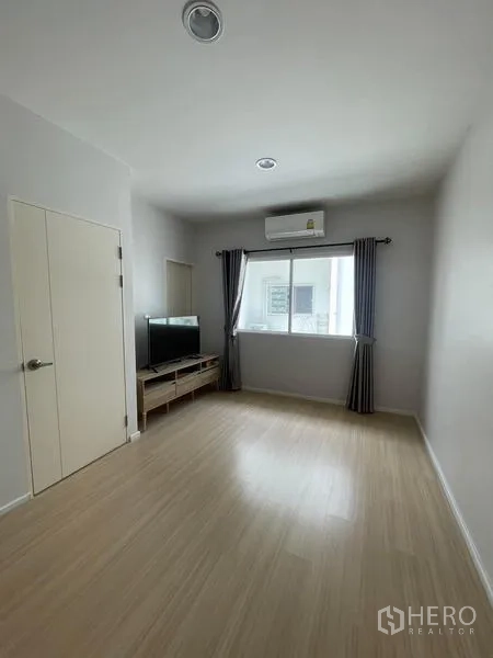 ทาวน์เฮาส์ ให้เช่าในSuan Luang, Bangkok - ห้องอเนกประสงค์กว้าง มีหน้าต่าง เครื่องปรับอากาศ และชั้นวางทีวี