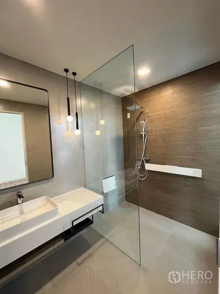 บ้าน ให้เช่าหรือขาย - ห้องน้ำมาสเตอร์ แบบวอล์กอินชาวเวอร์ กั้นกระจกไร้กรอบ เคาน์เตอร์ลอย และโคมไฟห้อย