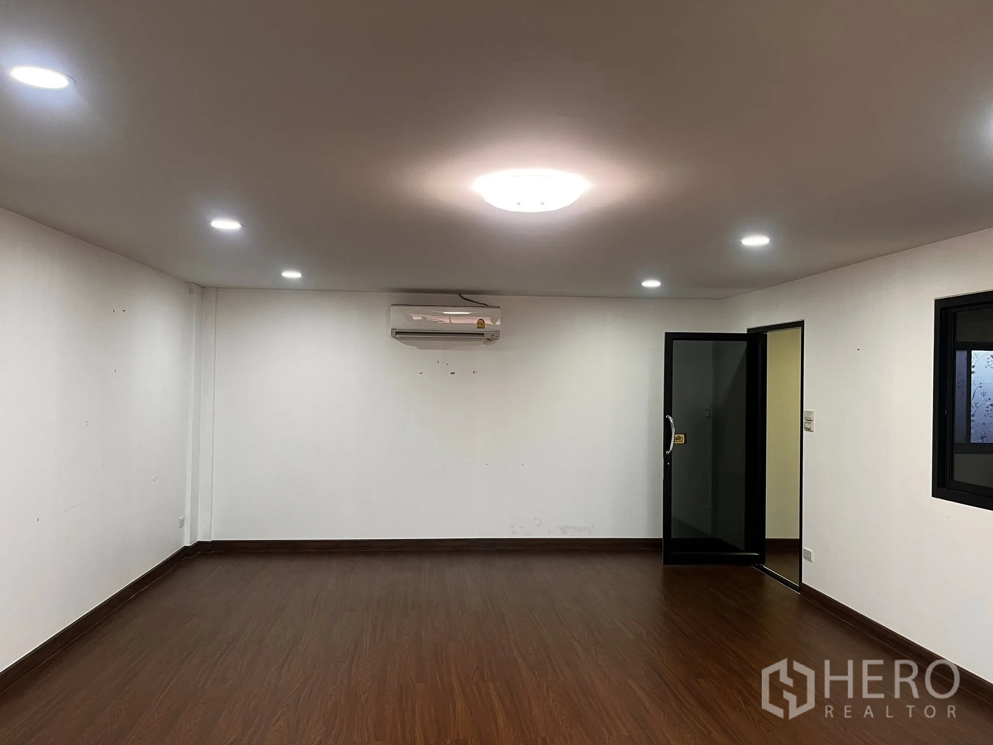โกดัง for rent in Lat Phrao, Bangkok - ห้องออฟฟิศอีกห้องพร้อมแอร์และประตูกระจก
