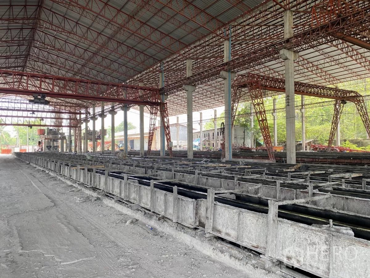 工厂 出售在Chon Buri - 多条混凝土模台与门式结构贯穿生产线。