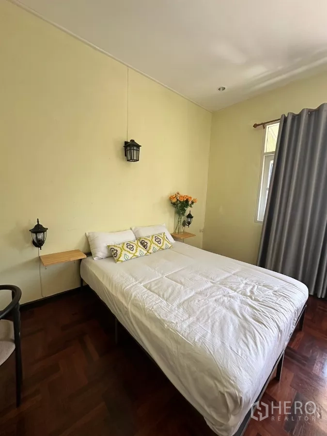 สำนักงานที่บ้าน ให้เช่าในSuan Luang, Bangkok - ห้องนอนขนาดกะทัดรัด เตียงคู่ ชั้นข้างเตียง และผ้าม่าน