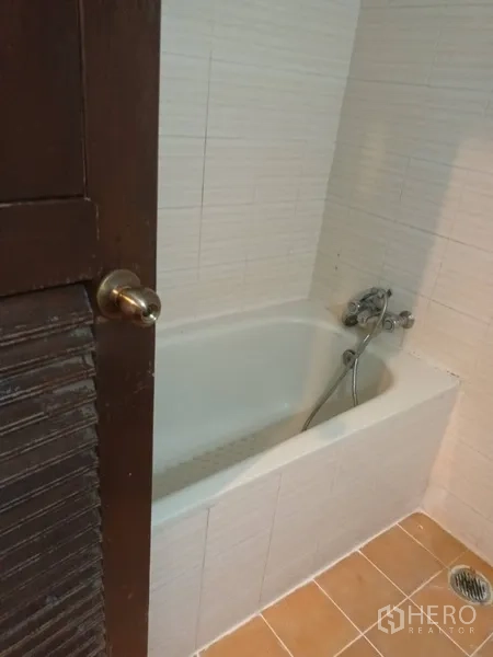 คอนโด ให้เช่าในDin Daeng, Bangkok - อ่างอาบน้ำสีขาวแบบบิลท์อินพร้อมฝักบัวในห้องน้ำปูกระเบื้อง