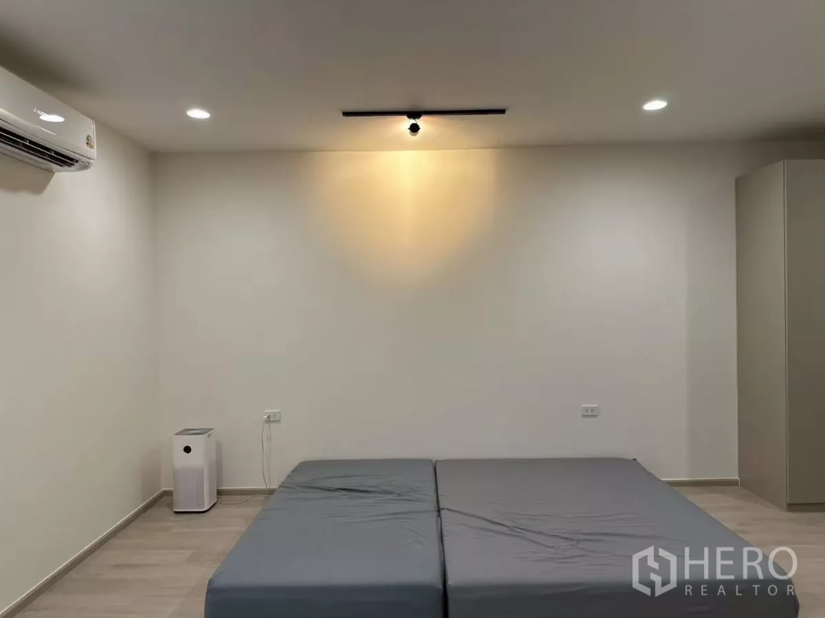 Townhouse for rent in Saphan Sung, Bangkok - Spacious bedroom with low platform mattress, air conditioner and air purifier.