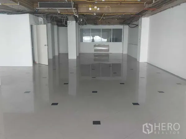 零售空间 出租在Pathum Wan, Bangkok - 宽敞的楼层，抛光地砖、外露天花，并有带窗隔间。