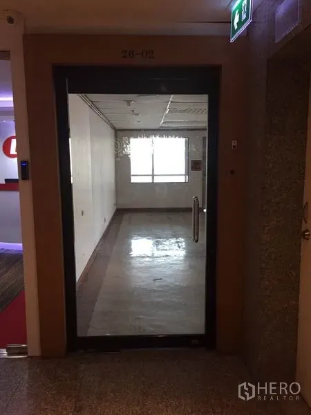 สำนักงาน ให้เช่าในWatthana, Bangkok - ประตูกระจกทางเข้าสำนักงาน มองเห็นพื้นที่ทำงานที่มีแสงธรรมชาติ