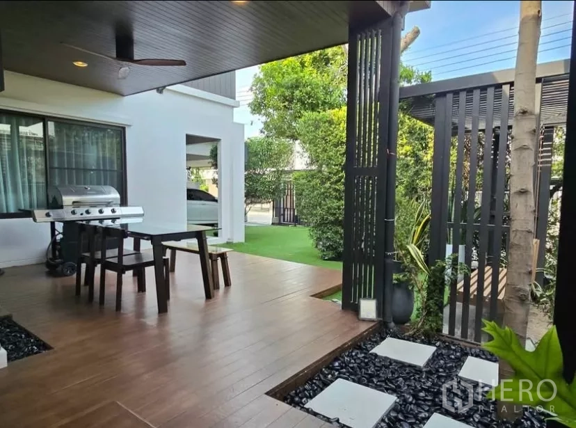 独立式住宅 出租在Bang Phli, Samut Prakan - 露台面向绿草坪与花园