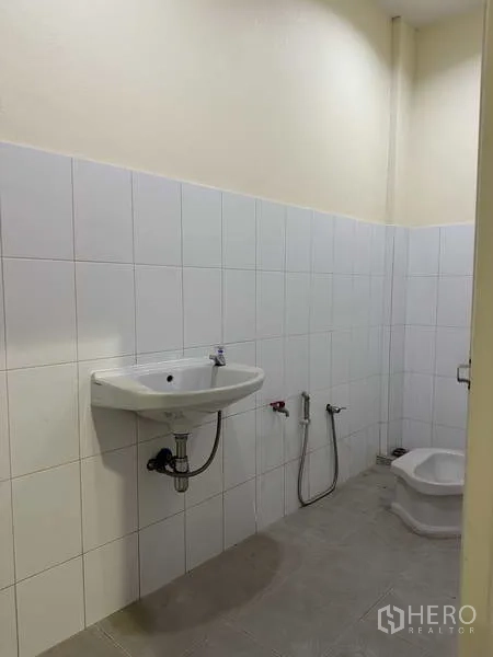 โรงงาน ขายในMueang Samut Prakan, Samut Prakan - ห้องน้ำปูกระเบื้องสะอาด อ่างล้างหน้าและโถส้วมนั่งยอง