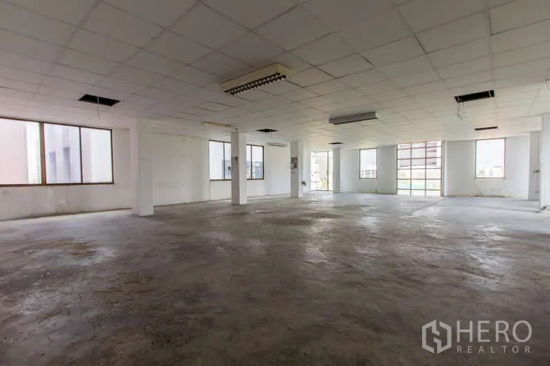 办公空间 出租或出售在Huai Khwang, Bangkok - 宽阔的毛坯开放式楼层，多面窗户与立柱。