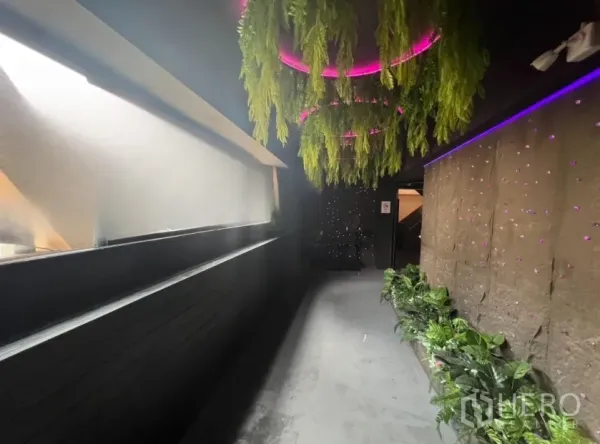 零售空间 出租在Watthana, Bangkok - 走廊挂置绿植与粉色LED灯带。