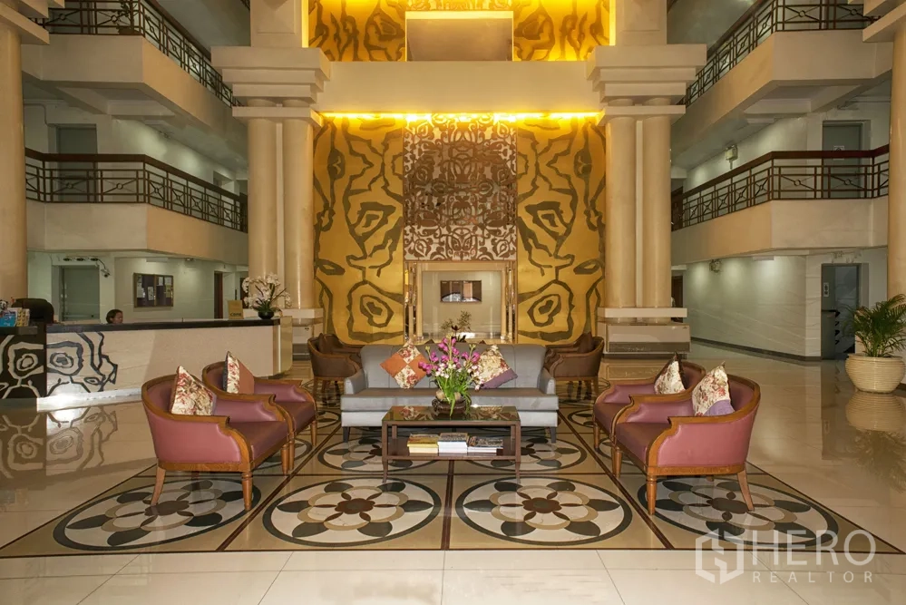 คอนโด ให้เช่าหรือขายในWatthana, Bangkok - ล็อบบี้คอนโดหรู เพดานสูง เสาใหญ่ และชุดโซฟารับรอง