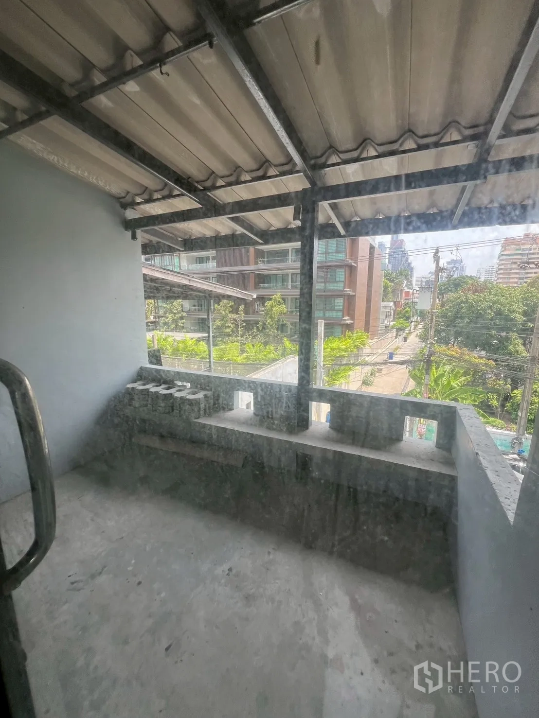 Home Office for rent in Watthana, Bangkok - Small covered balcony or terrace with city and street view.
