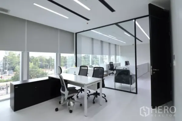 สำนักงาน ให้เช่าในChatuchak, Bangkok - ออฟฟิศส่วนตัวมุมกระจก โต๊ะทำงาน ม่านกันแสง มองเห็นพื้นที่สีเขียว