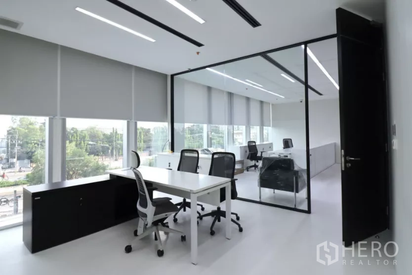 สำนักงาน ให้เช่าในChatuchak, Bangkok - ออฟฟิศส่วนตัวมุมกระจก โต๊ะทำงาน ม่านกันแสง มองเห็นพื้นที่สีเขียว