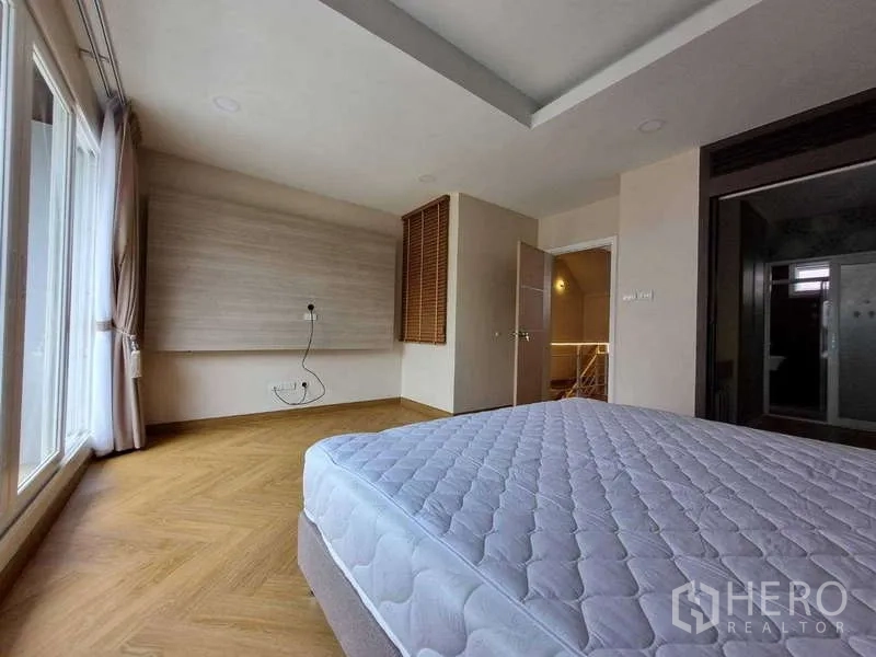 ทาวน์เฮาส์ ให้เช่าในWang Thonglang, Bangkok - ห้องนอนเพดานหลุม ผนังตกแต่ง แอร์ และหน้าต่างสูงจรดพื้น