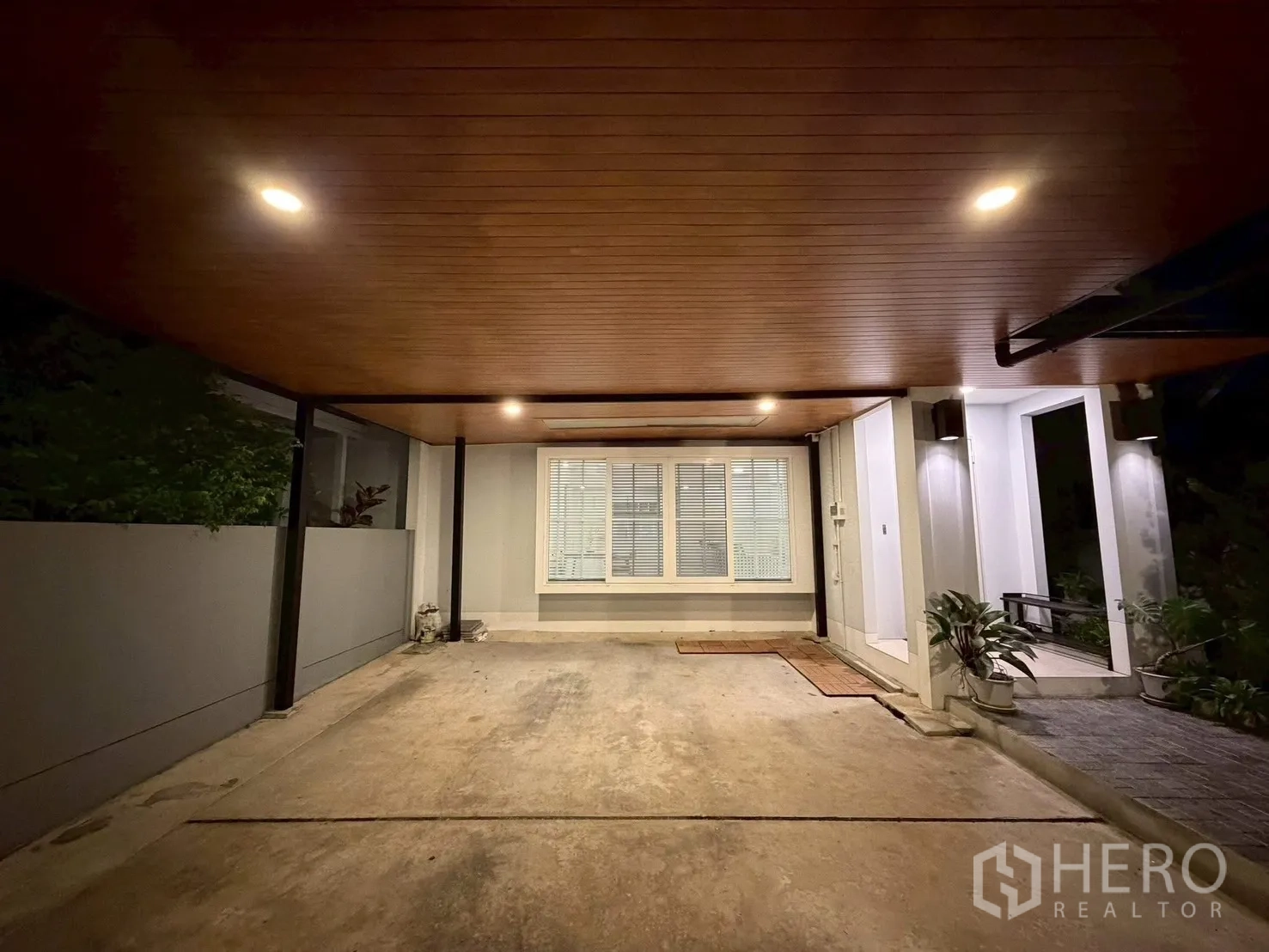 Semi-detached House for rent in Prawet, Bangkok - Covered carport with wood ceiling and recessed lighting beside the entryway.