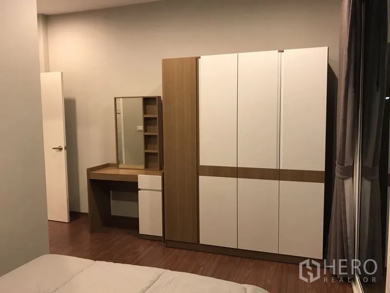 Detached House for rent or sale in Bang Na, Bangkok - Bedroom storage with wardrobe and dressing table featuring mirror and shelves.