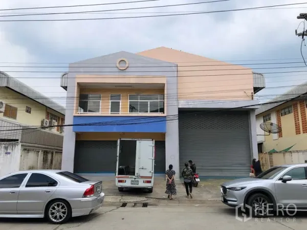 โรงงาน ให้เช่าในPathum Thani - อาคารโรงงาน 2 ชั้นที่คลองหลวง ปทุมธานี พร้อมประตูม้วนขนาดใหญ่และลานขนถ่ายสินค้า