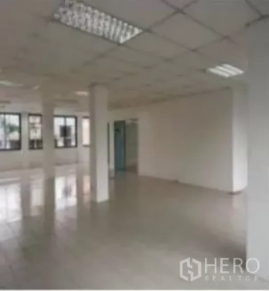 零售空间 出租在Pathum Wan, Bangkok - 开放式零售室内，瓷砖地面、白色立柱、格栅吊顶灯及大窗户。