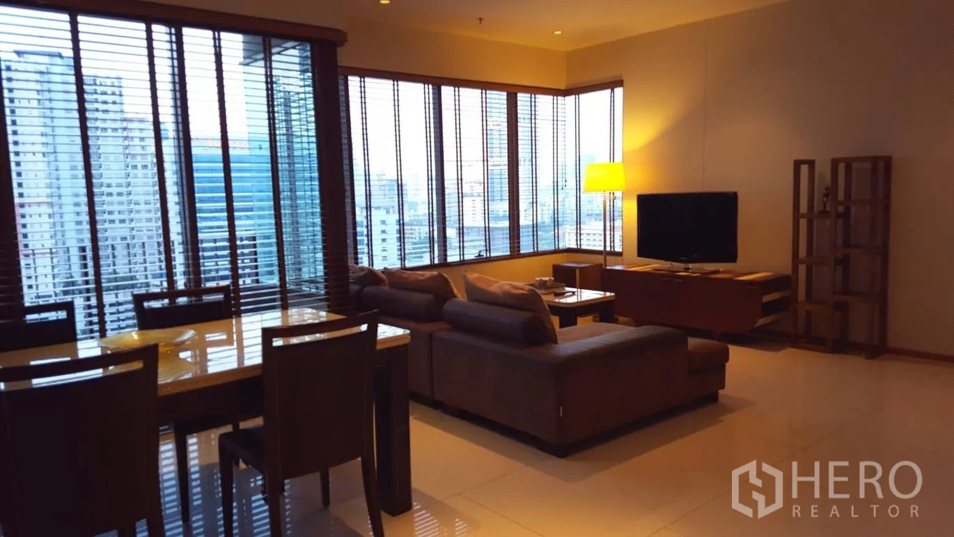 公寓 出租或出售在Khlong Toei, Bangkok - 开放式客餐厅，落地窗眺望天际线。